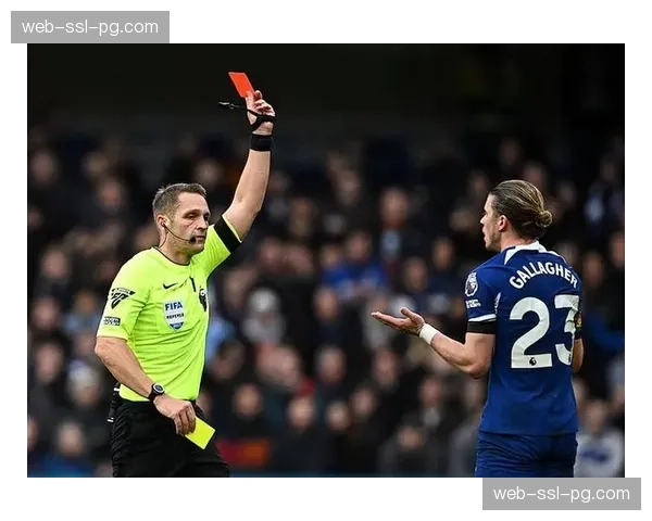 特写：英超冠军奖杯在曼彻斯特市政厅进行巡回展览