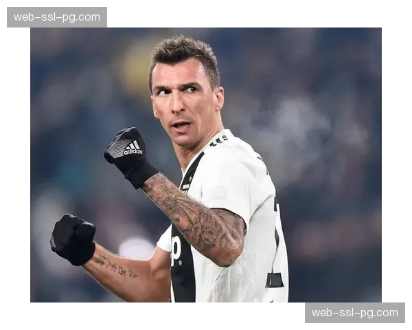 赛前踩场:尤文图斯重点演练了由守转攻时寻找前锋的纵向长传 赛前踩场:尤文图斯重点演练了由守转攻时寻找前锋的纵向长传